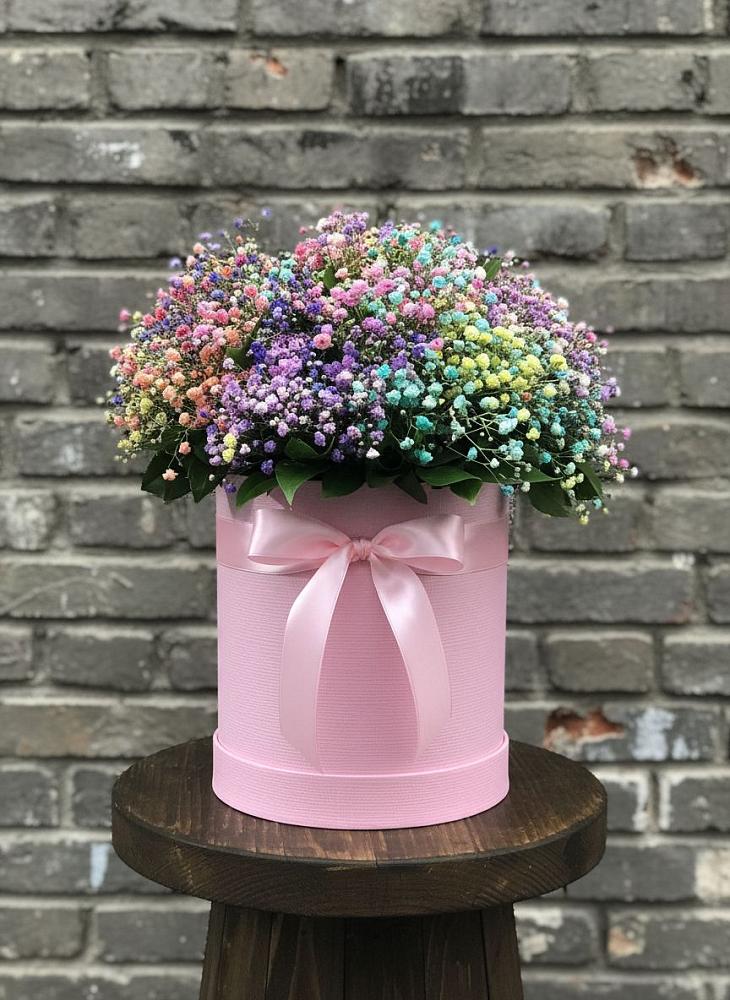 Цветочная композиция из Гипсофила и Розы в шляпной коробке в Первомайском Забайкальского края