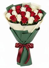 Букет Микс из красных и белых роз в Первомайском Забайкальского края