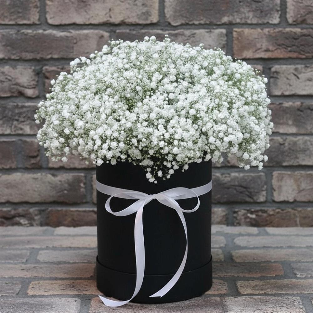 Цветочная композиция из Гипсофила в шляпной коробке в Первомайском Забайкальского края