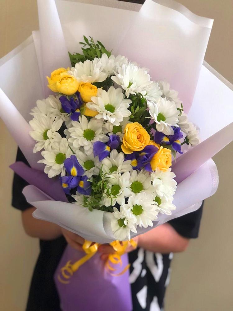 Букет цветов из: Ирисы, Хризантемы и Розы в Первомайском Забайкальского края