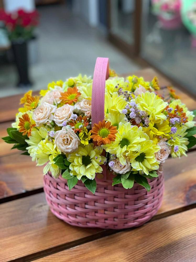 Цветочная композиция из Хризантемы и Розы в корзине в Первомайском Забайкальского края