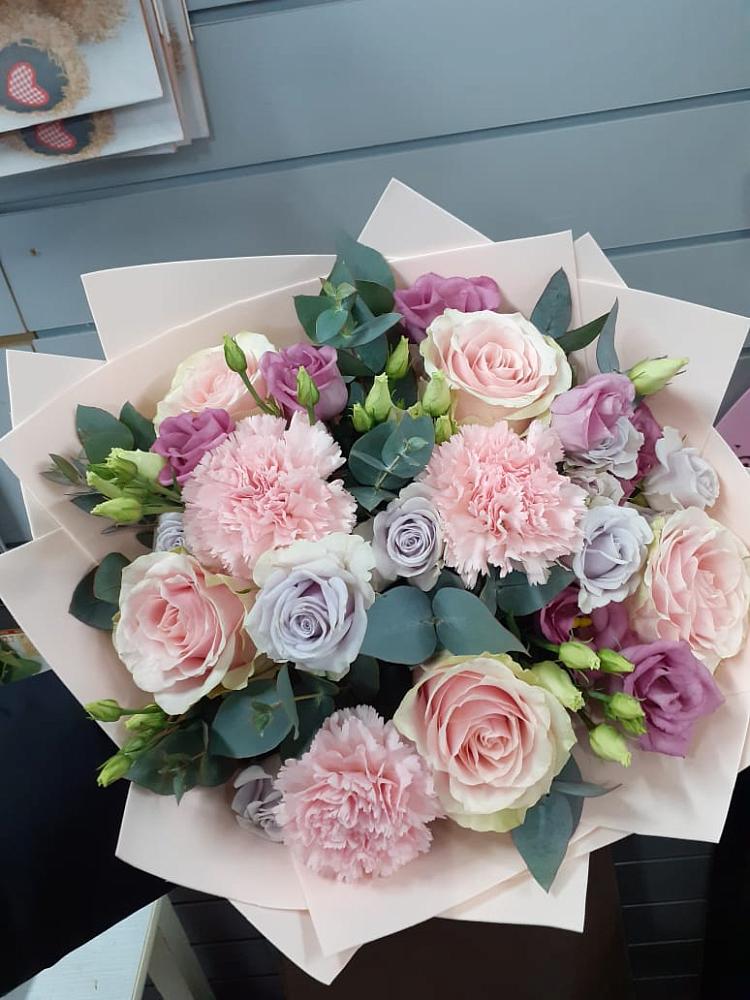 Букет цветов из: Розы, Гвоздики и Лизиантусы в Первомайском Забайкальского края